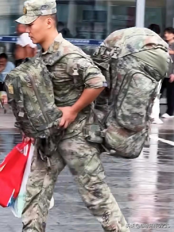 参加完阅兵，凯旋归来啦！
看九三阅兵，中国军人脸庞刻着汗与魂，眼神燃着忠诚与担当