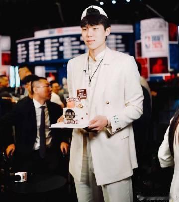 杨瀚森相约NBA赛场见 选秀成功只是序章，NBA赛场才是舞台！杨瀚森以开拓者16
