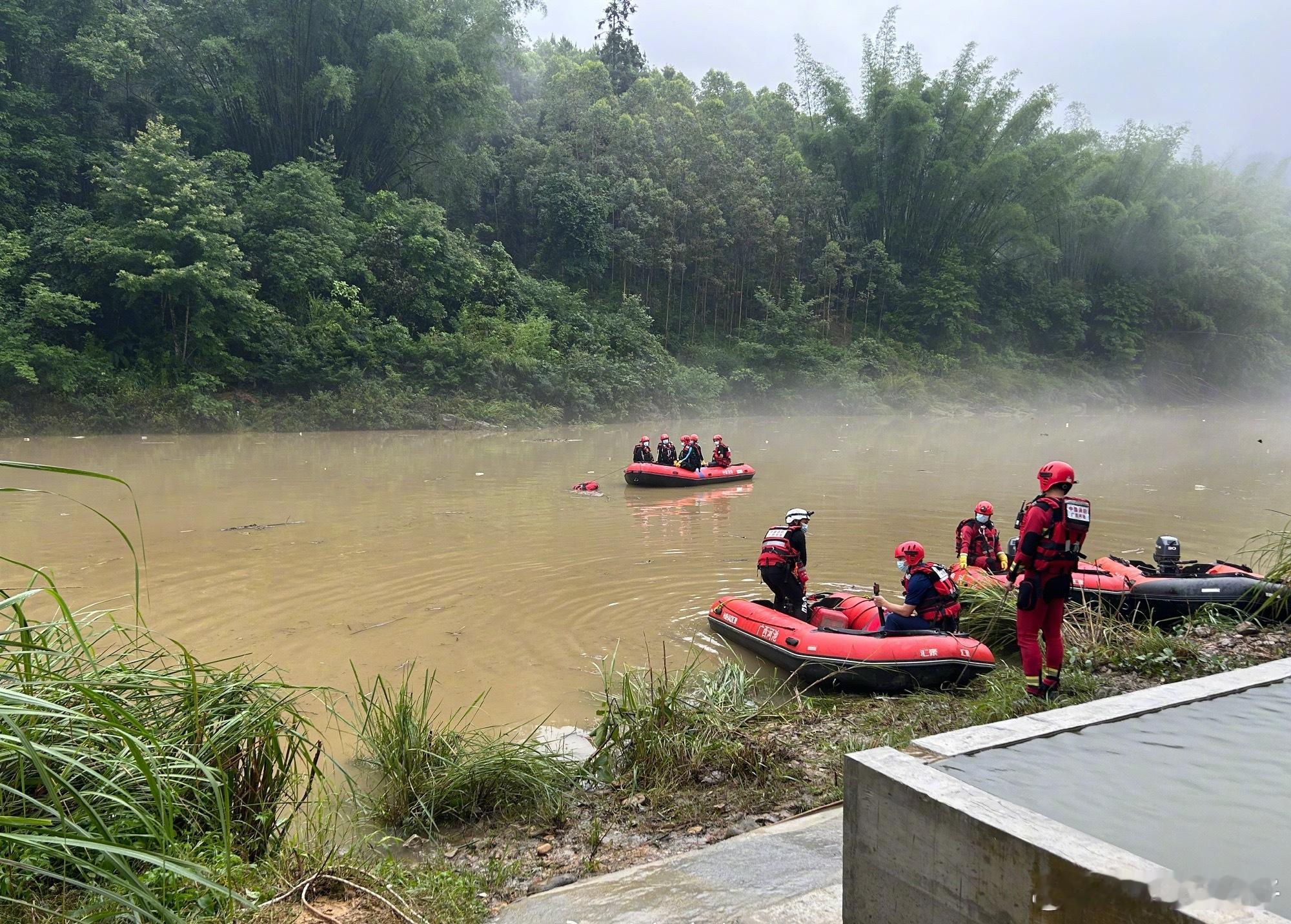 广西车辆坠河已致7死同胞们，平安