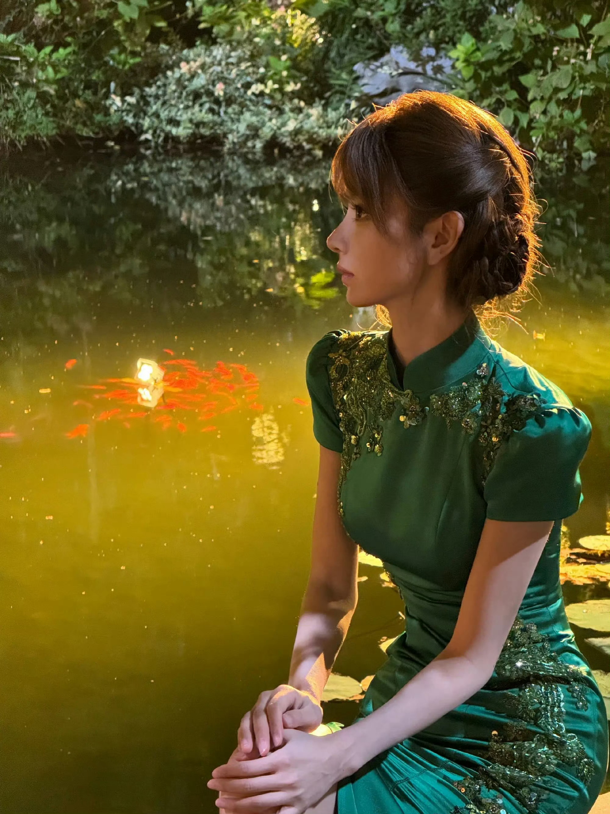田曦薇 孔雀塑田曦薇好窄的腰！腰臀比真的好绝[羞嗒嗒]绿色拖尾旗袍明艳夺目[兔子