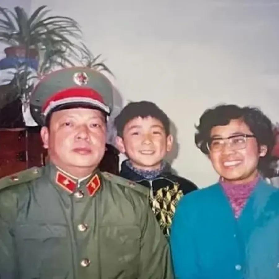 1982年，7岁的保剑锋和父亲、母亲，一张珍贵的留影，他曾在《薛仁贵传奇》中饰演