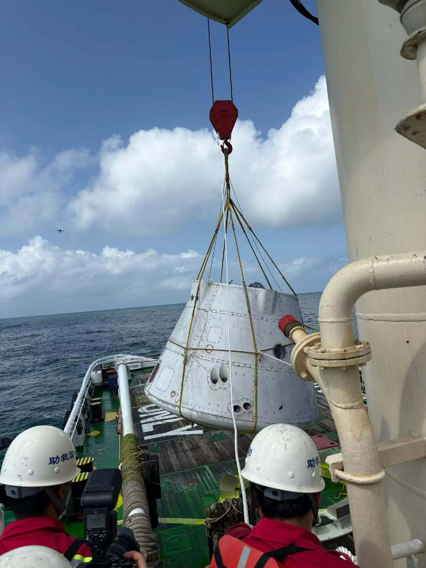 捞上来了。这个飞船返回舱去年6月酒泉零高度逃逸试验就用过一次，从陆到海，两次都圆