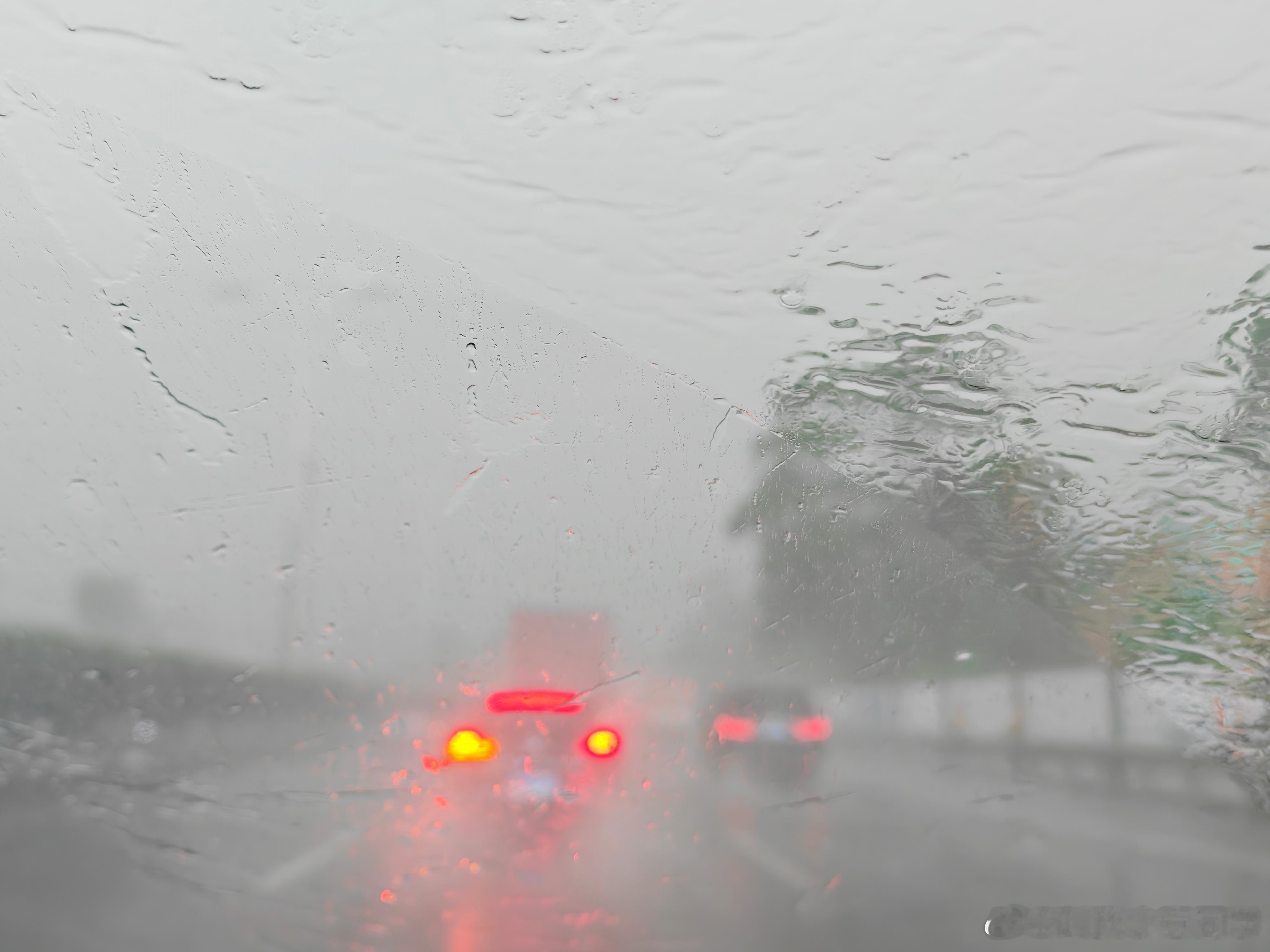 暴雨赶机🛩雨大的路都看不清，前面天直接黑了…[惊恐][惊恐] ​​​