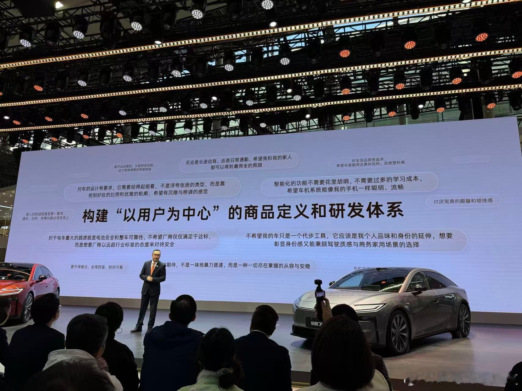 广汽丰田铂智7定位中大型纯电动轿车，其外观采用家族设计语言，配备C型贯穿式日行灯