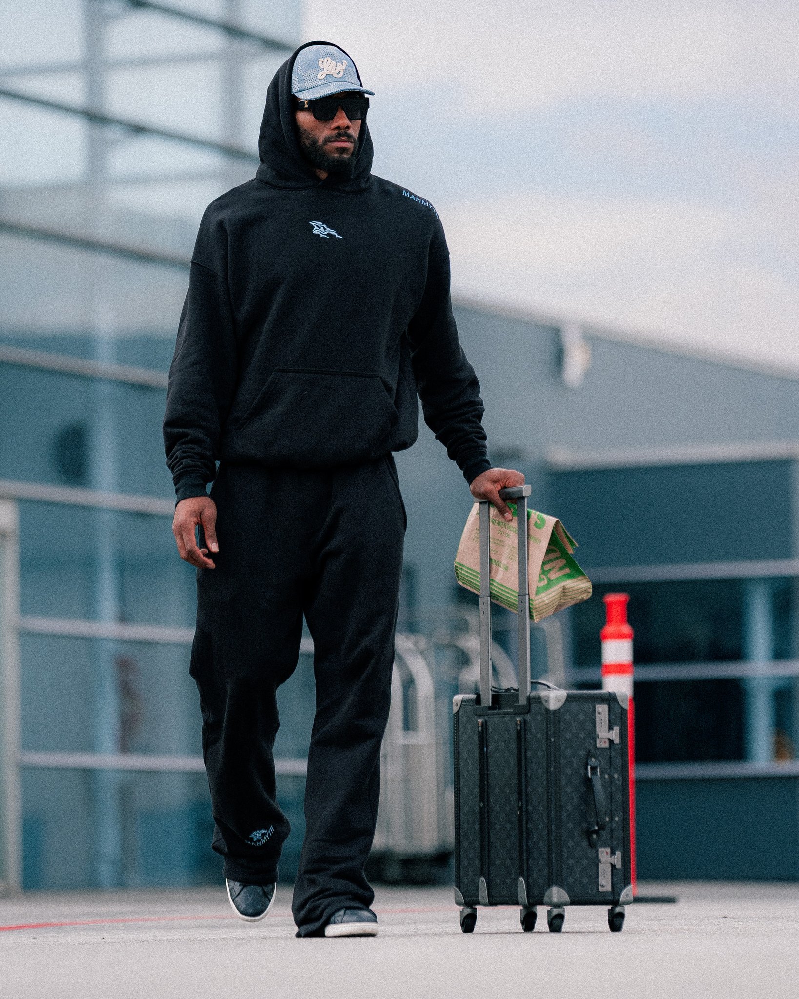 卡随队前往客场 