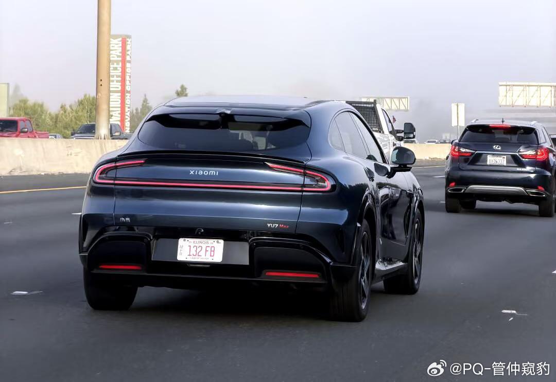 小米YU7 Max现身美国加州I-5公路，挂伊利诺伊州制造商牌照，该车牌曾出现在