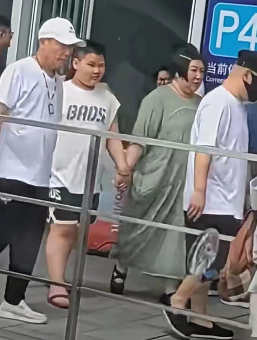 有网友在上海的海岸边偶遇了郭德纲一家，郭德纲带着老婆和小儿子一起去邮轮上表演节目