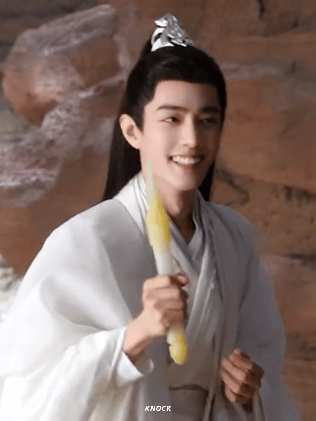 好像拿了一个旺旺碎冰冰肖战