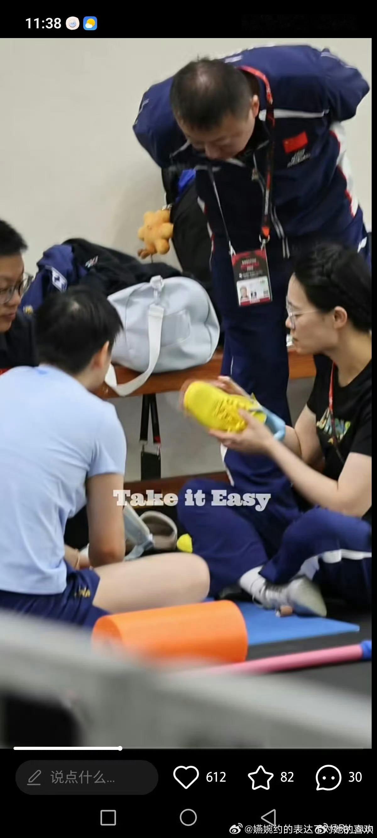 孙颖莎穿着拖鞋上早训李宁连给运动员定制鞋都做不到舒适安全？？？导致孙颖莎穿拖鞋上