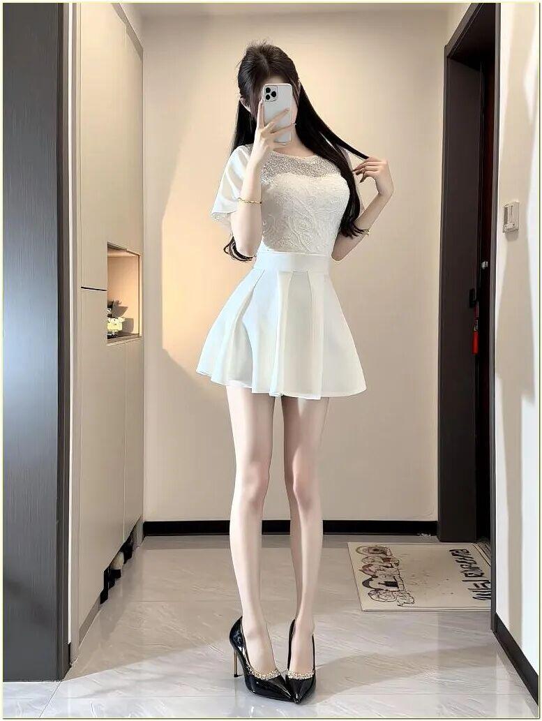 尖头鞋确实时髦又性感。就穿搭来说，“阔腿裤 + 尖头鞋”是今年超火的组合。像黑色