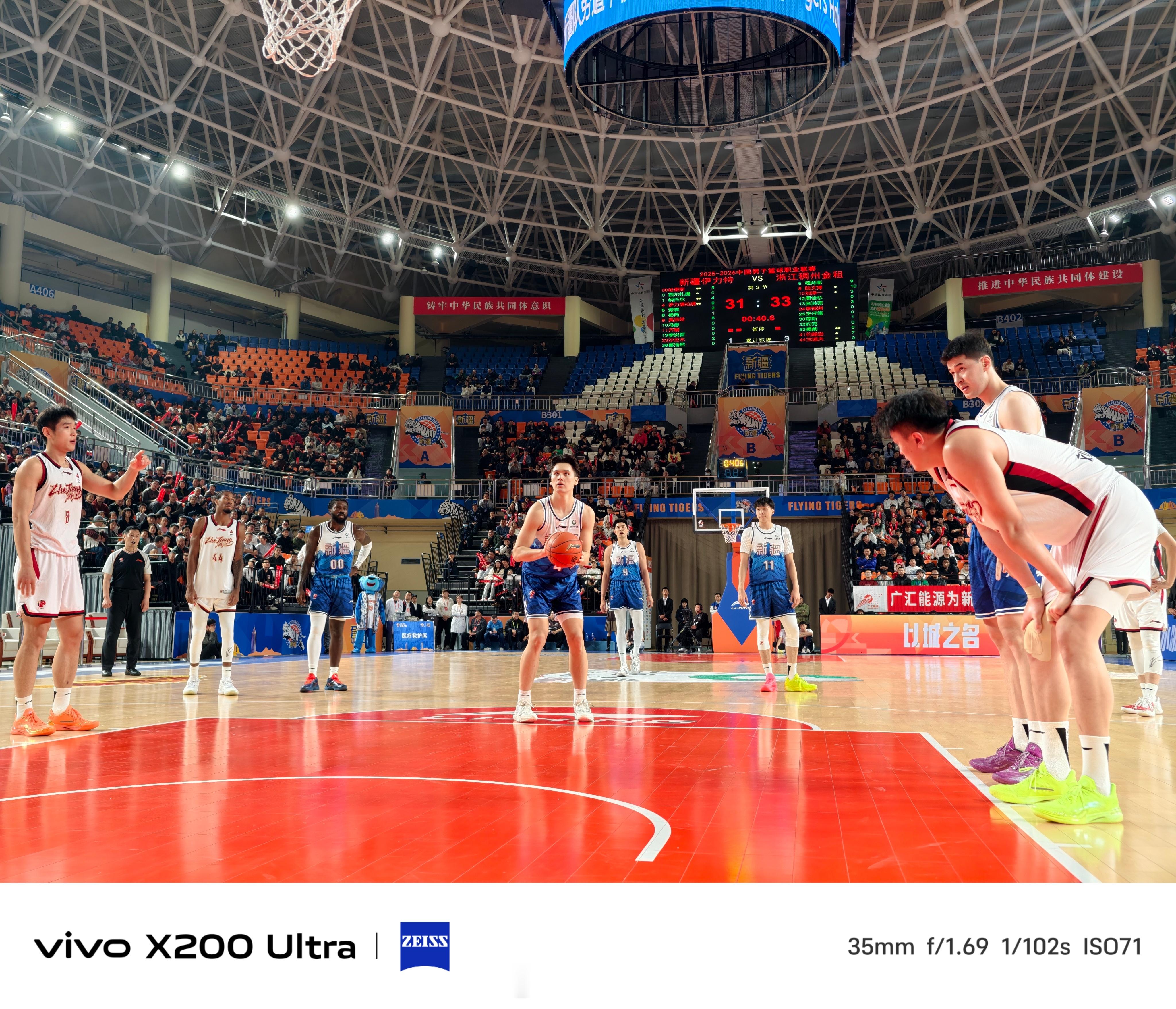 本场劳森在进攻端手感略显低迷。值得注意的是，第二节后半段新疆男篮选择以单外援阵容