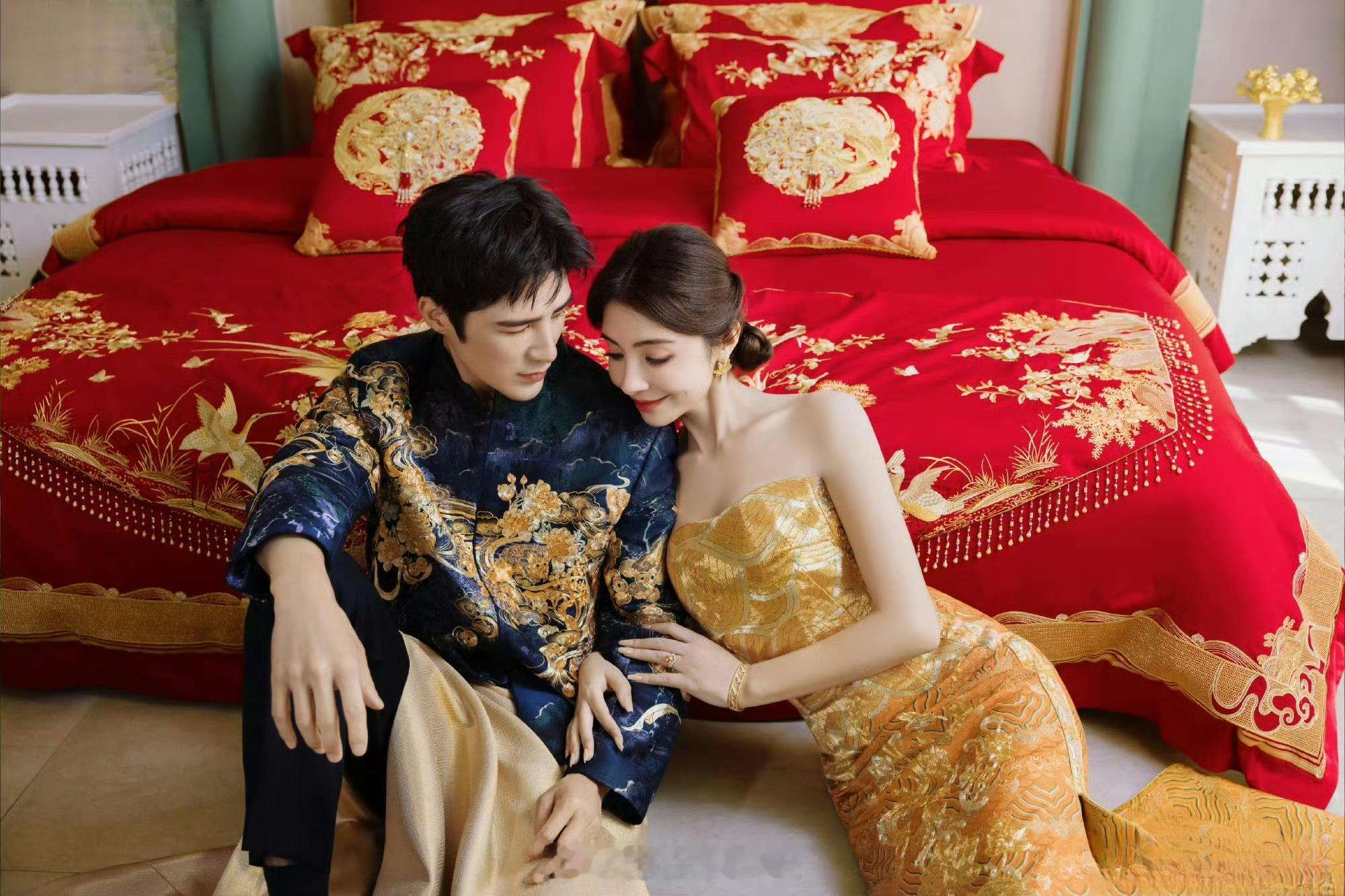 姜潮与麦迪娜这场迟到七年的新疆草坪婚礼，浪漫又充满烟火气。没有繁复堆砌，独属于两