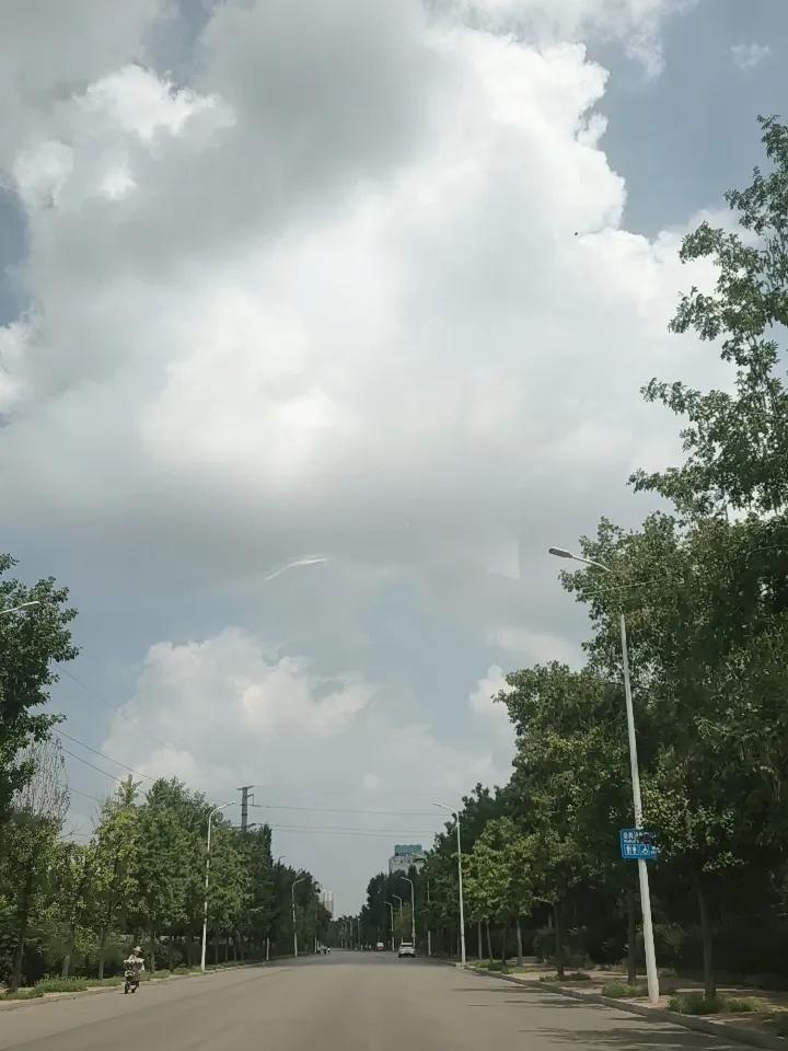 现在是下午1:20，我在山东鲁西南济宁等了三天的台风巴威，所有人都很重视，结果一