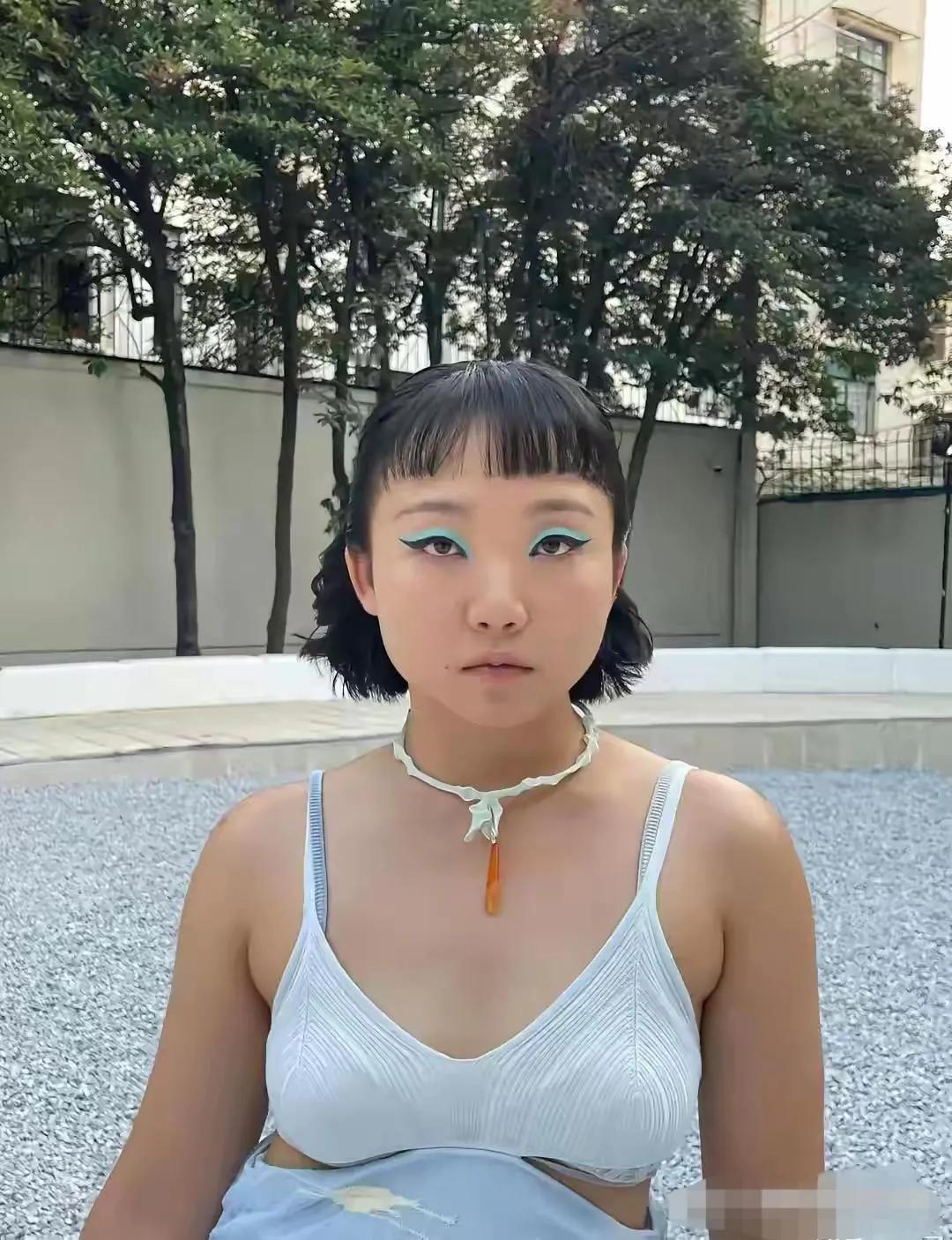 “在逃戛纳影 后”辣目洋子又一次“惊艳”了我们。

图片中的她绿色的眼影，白色“