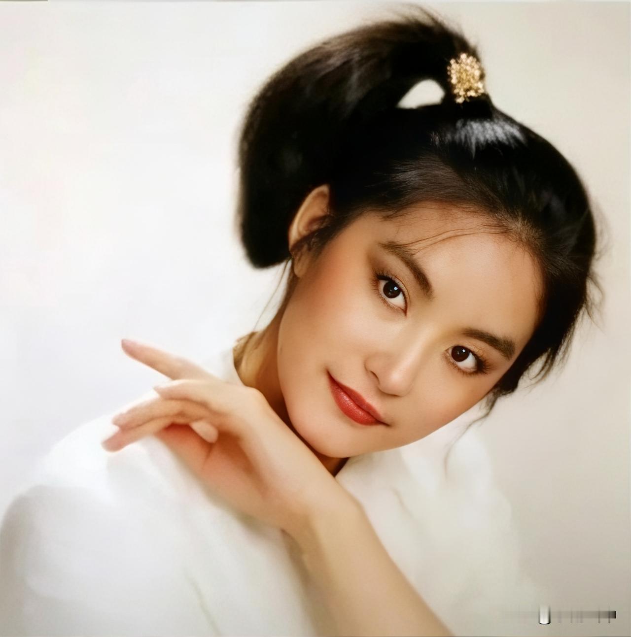 林青霞、张艾嘉手拿扇子影楼照，你更喜欢谁呢？