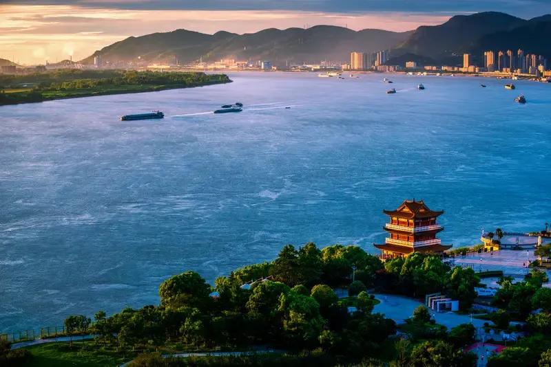 雪舞琼花满径飘、
扮风伴月江湖客、
寒风雪月裹银装、
登峰巍峨眺远方，
隔岸隔江