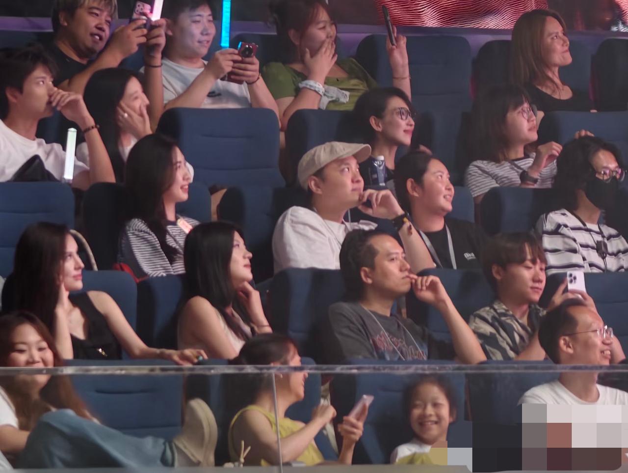 姚政携妻子tina来看张远北京演唱会。
今天是张远北京演唱会第二场。
与老幺糊糊