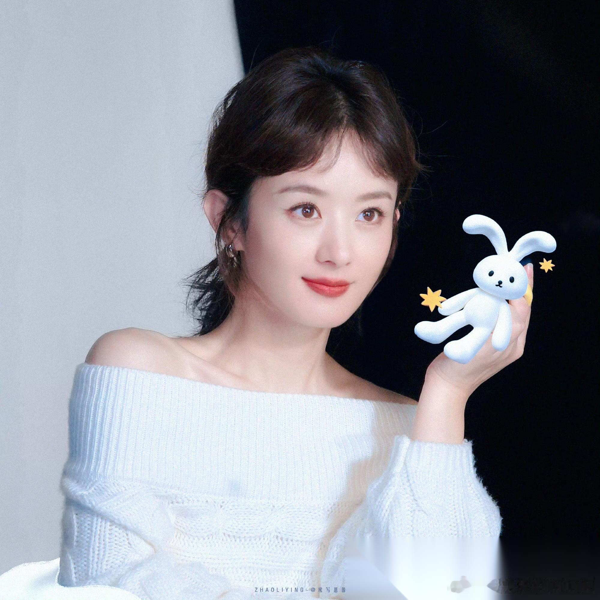 一年半了 赵丽颖已经神隐这么久了 杨幂无缝进组，她却 没有事业心了 杨幂一直都很