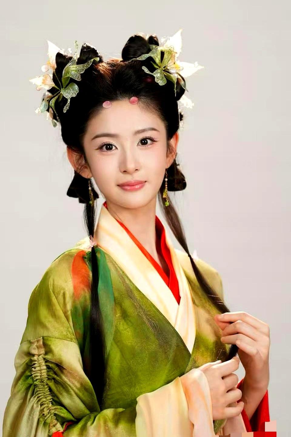 观众的偏见有多深，反噬的迷恋就有多狠。
 
三年前《为有暗香来》开播，资方硬捧的