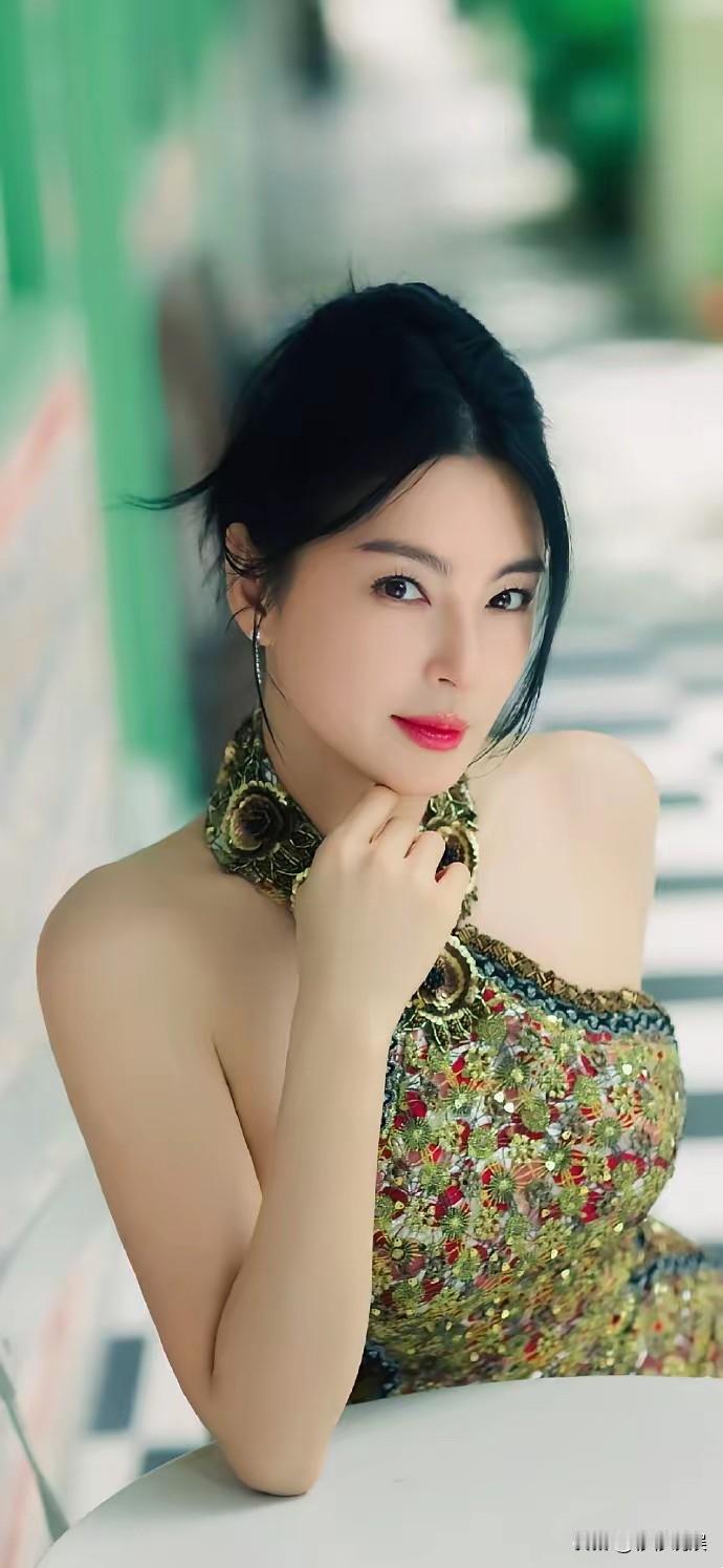 张雨绮的“代孕”风波又被爆出来了。

1月24日，演员张雨绮被前夫袁巴元的前妻葛