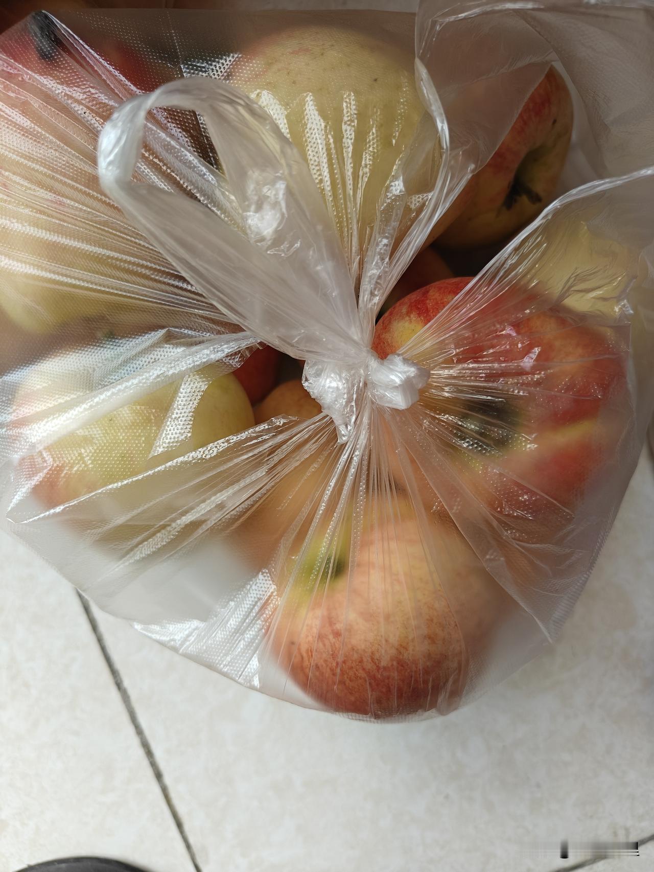 自己买的苹果，塑料袋一装，15块钱5斤，实惠又好吃。别人送的苹果又是网套又是泡沫