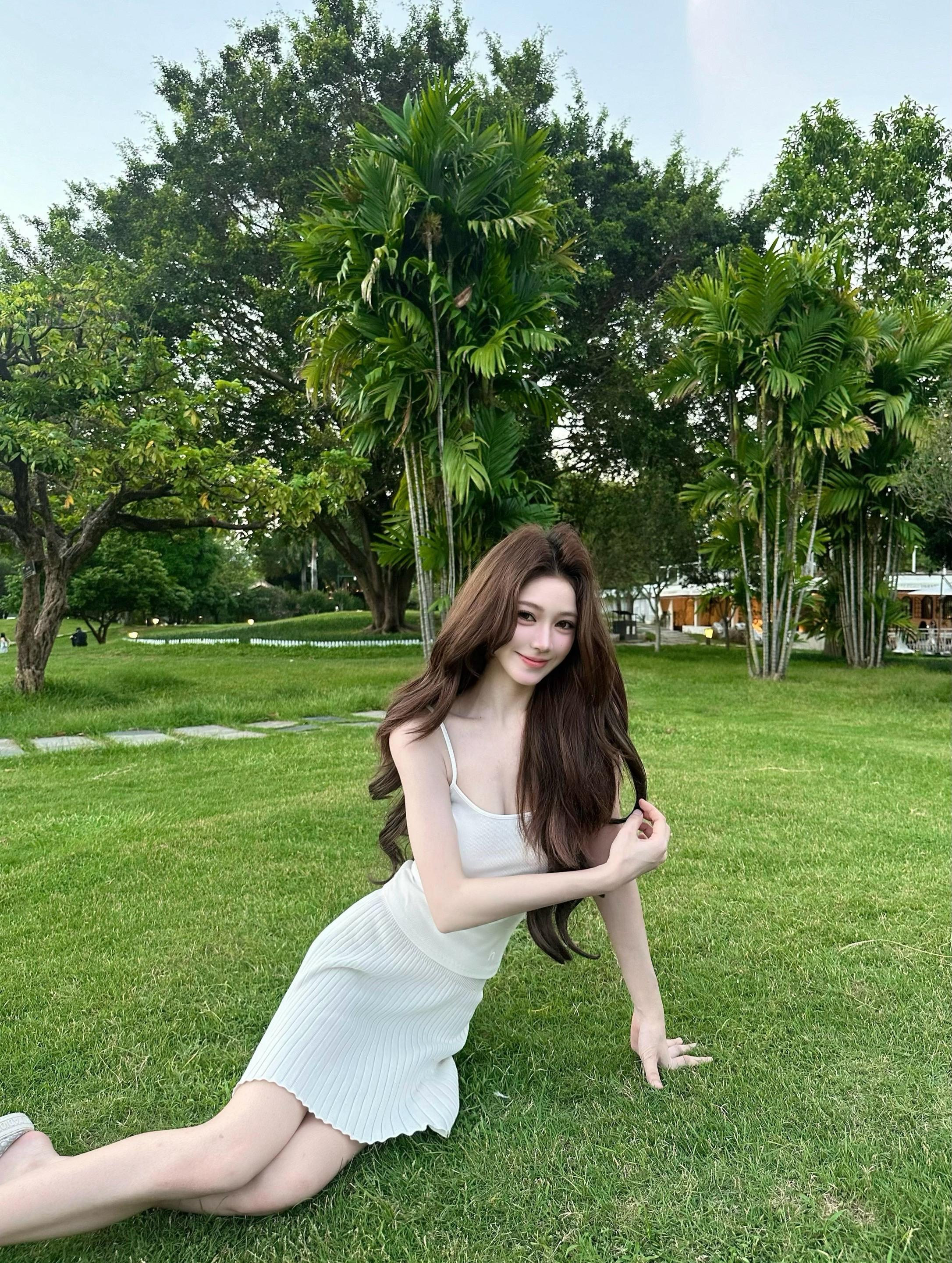 草地ootd 少女感夏日ootd 草坪ins风 白裙