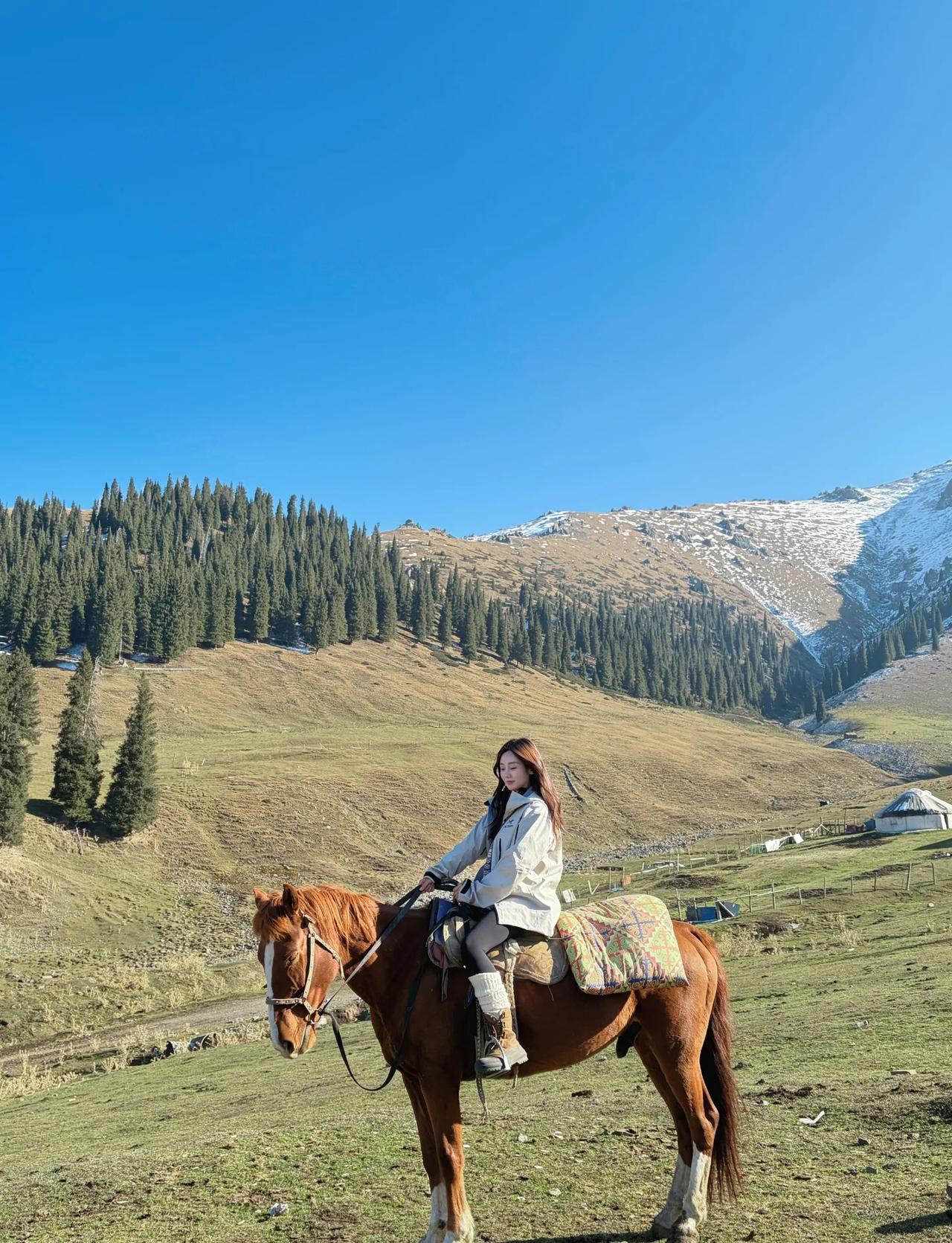 在山野间骑马，自由又惬意~昌吉南山牧场
乌鲁木齐附近可以玩儿的就是南山牧场，牛羊