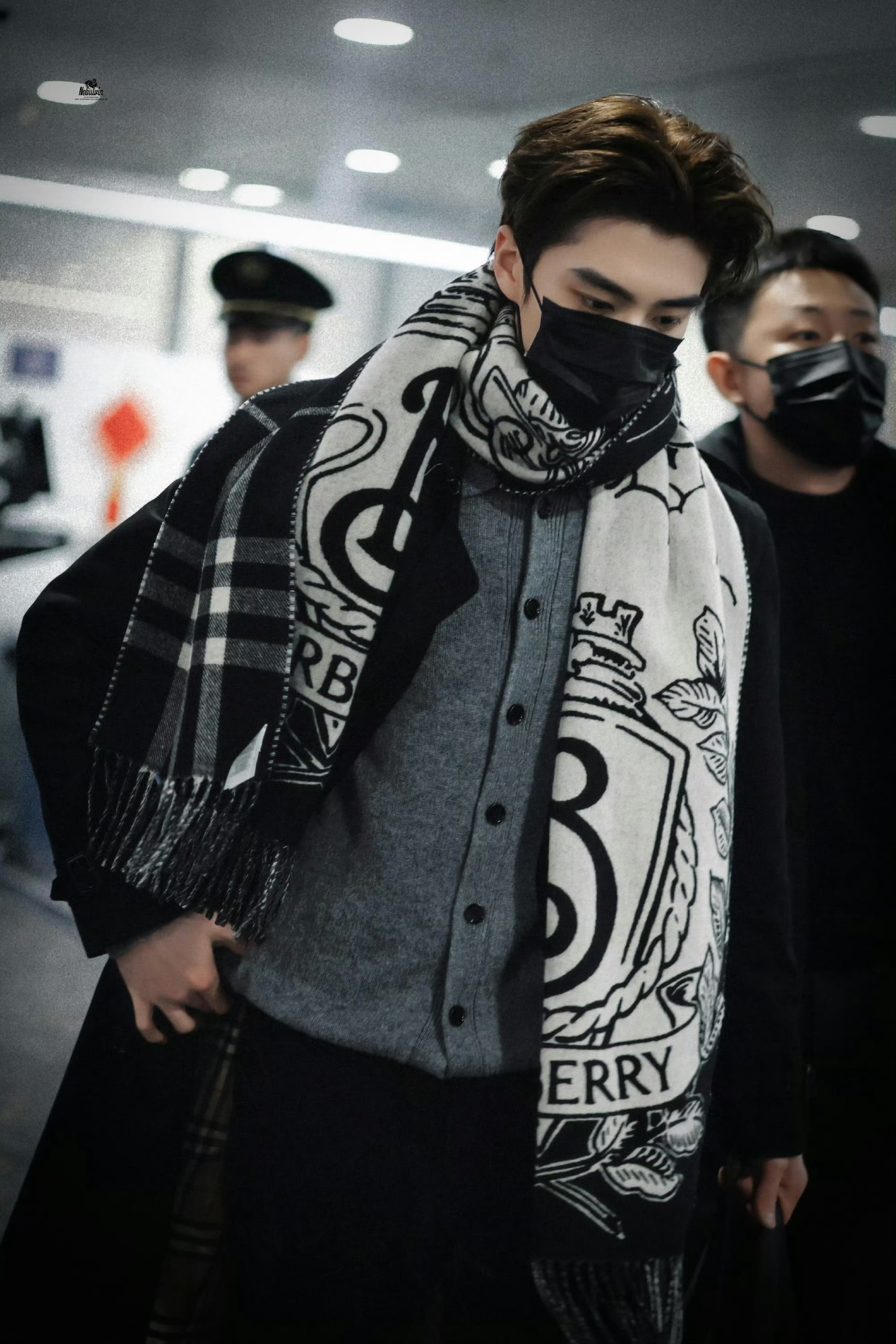 张康乐 in Burberry ✈️🇬🇧 启程前往伦敦时装周，将出席品牌20