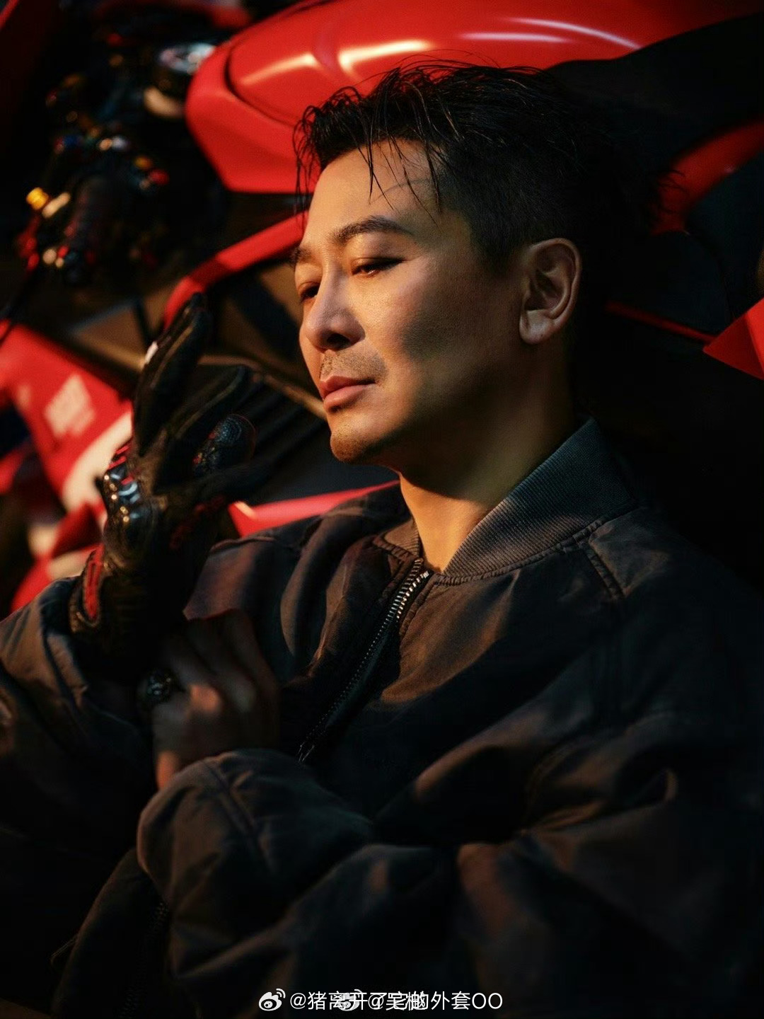 吴樾机车风给到夯吴樾这还是我认识的70后吗吴樾最新机车服大片，酷帅硬汉风！！这精