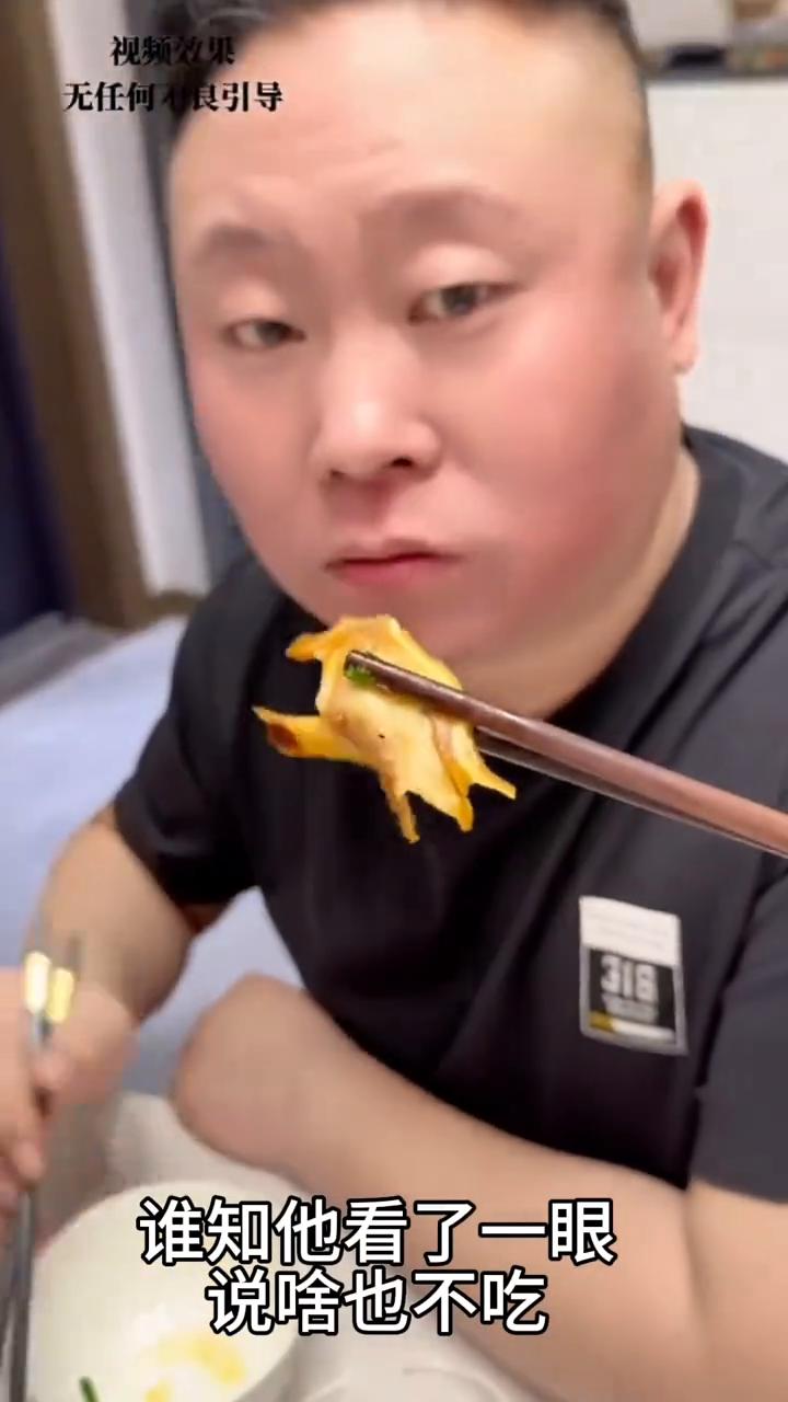 女子夹肉给丈夫吃却一脸嫌弃，下一秒她夹给丈夫朋友也是绝了。
媳妇夹了一块肉给丈夫