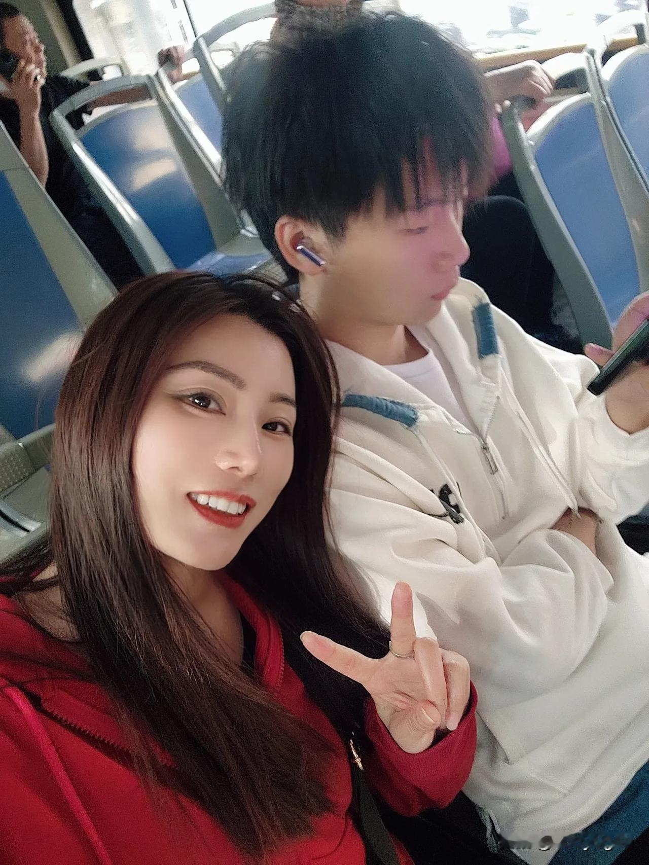 时光飞逝，我的男孩👦🏻长大了，小帅哥的身份证过期喽，换新身份证不用排队很快搞