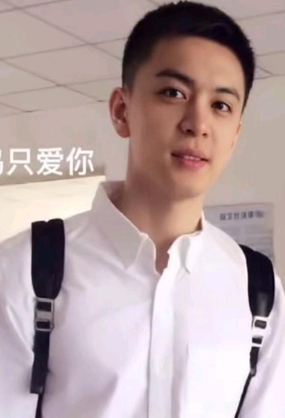 你赞同杨鸣是中国体育界第一帅吗？杨鸣一直被大家称为男运动员中最帅的，看看他不同时