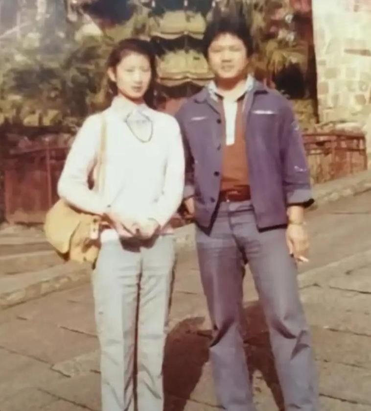 1981年他驾最先进F-5F起义降福州，1982年迎娶空姐马红羡煞旁人。可8年后