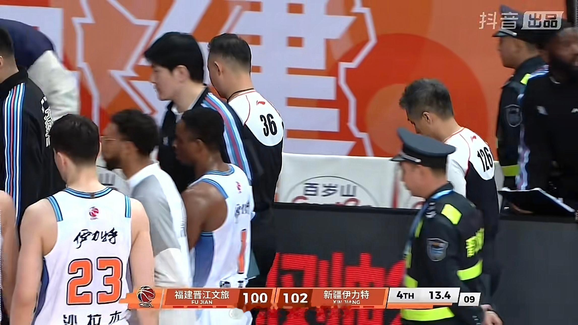 今天的闫军老师吹罚很不错呀，也让球员去解决比赛，没有抢戏