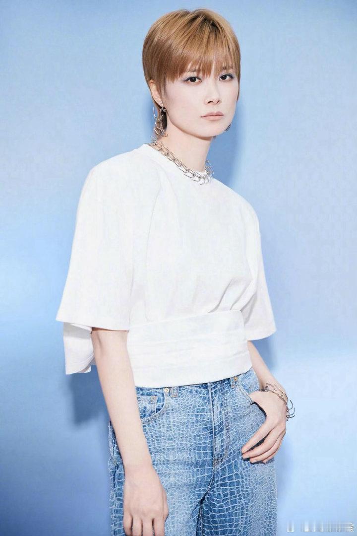 李宇春毕业歌会没压轴 等了半天发现春春早唱完了，虽然没蹲到压轴有点懵，但她的歌声
