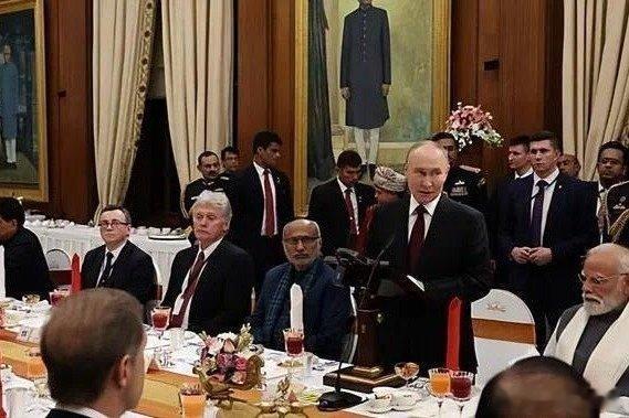 凤凰新闻【莫迪为普京举行隆重国宴！看着好丰盛，普京穿西装身材依然超级好】当地时间