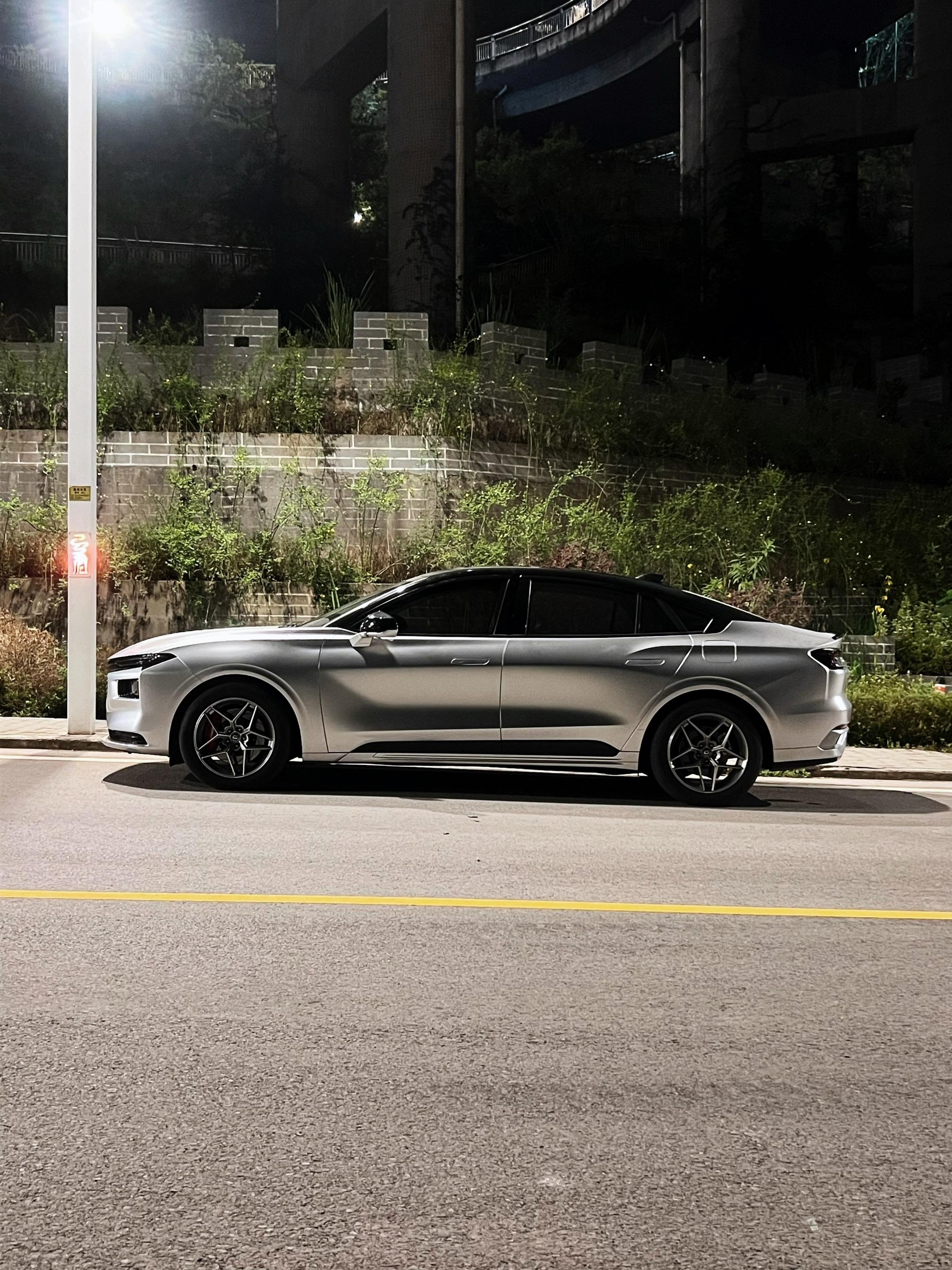 深夜一个人 一台车 真的很安逸