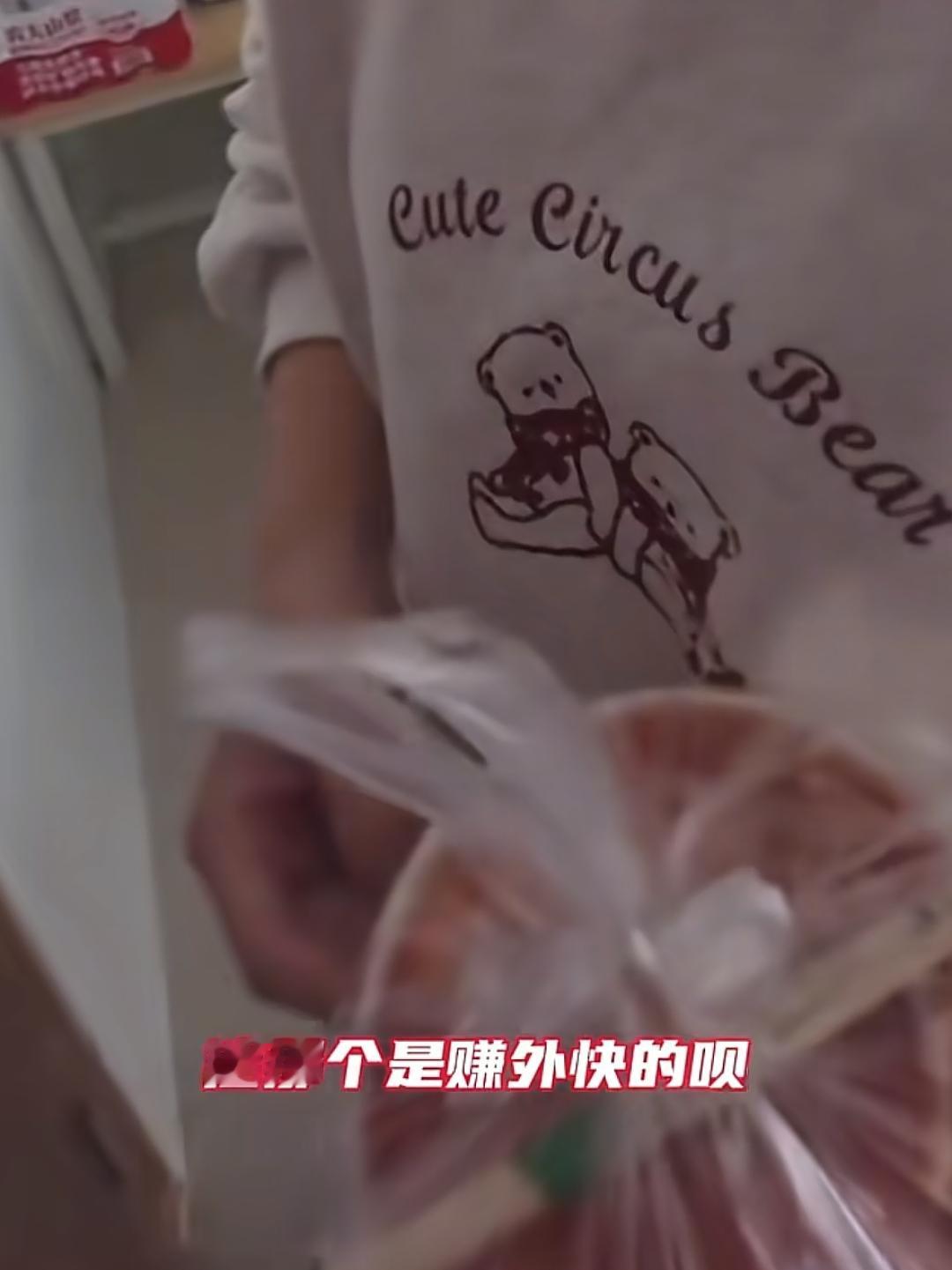 女子在医院点15块钱健康餐被坑！
外卖员告诉女子是8.9元拼好饭，
事因：广东一