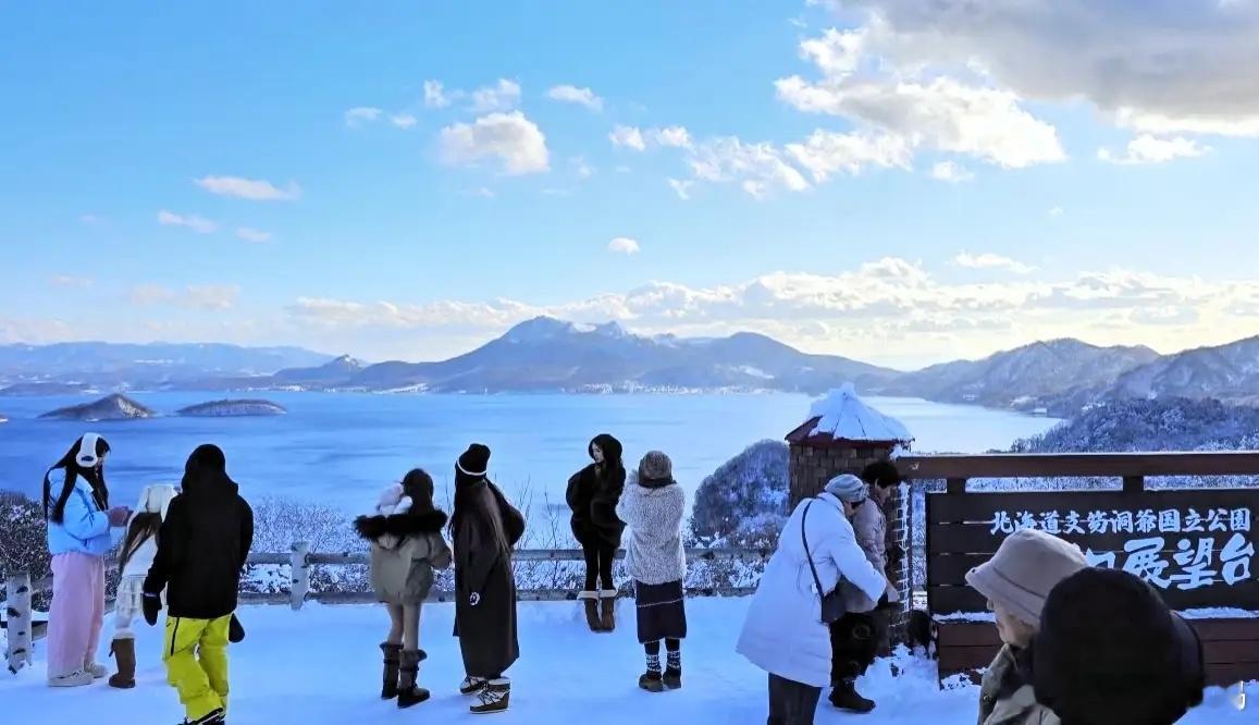 有网友在日本北海道偶遇王思聪，他身边好多美女，他还帮忙给拍照呢！懒懒这个正牌女友