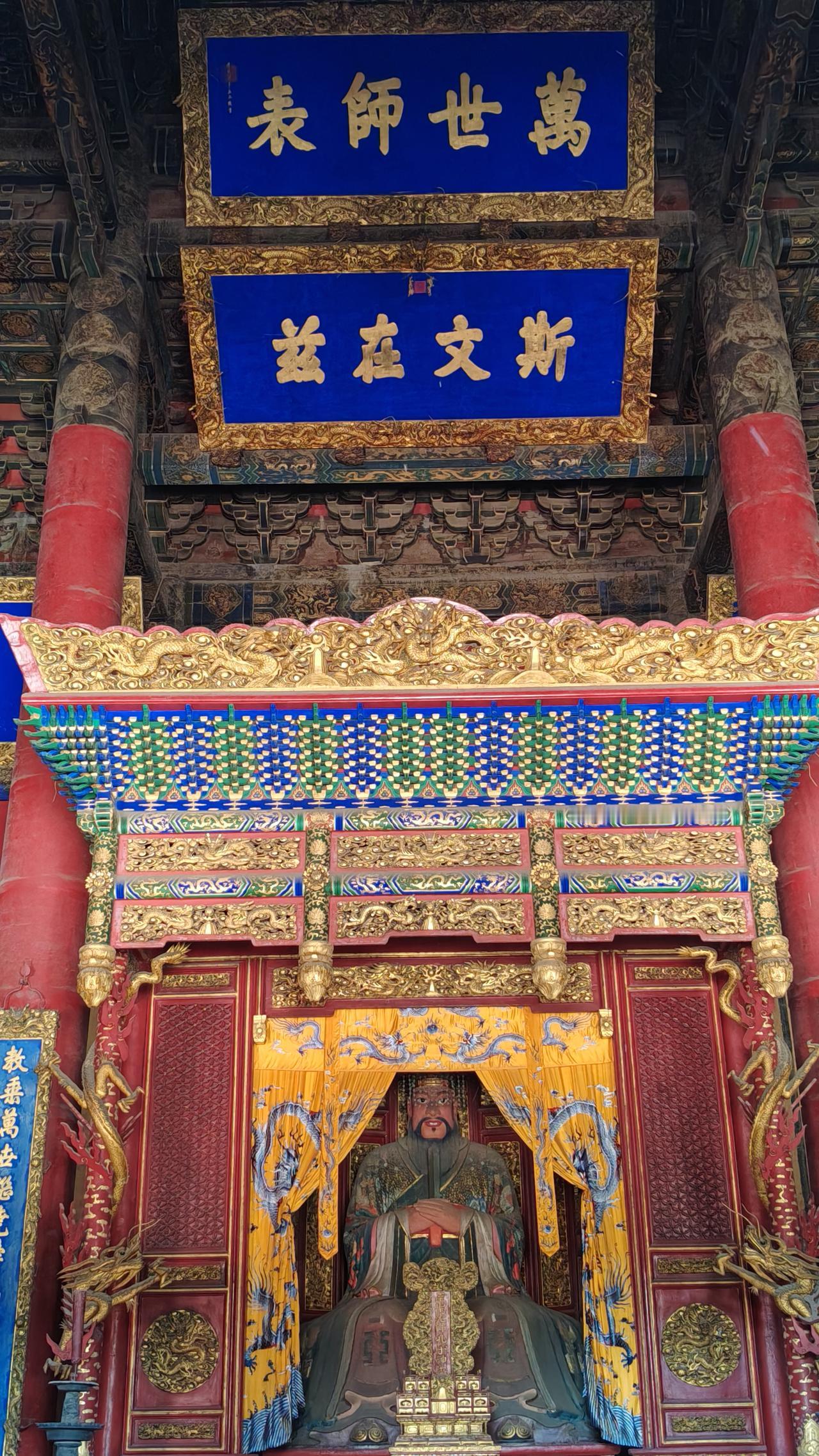 正经来说
在​这轮不到我说话
​这里的每一棵古柏老松
每块碑每根柱每扇门
​都那