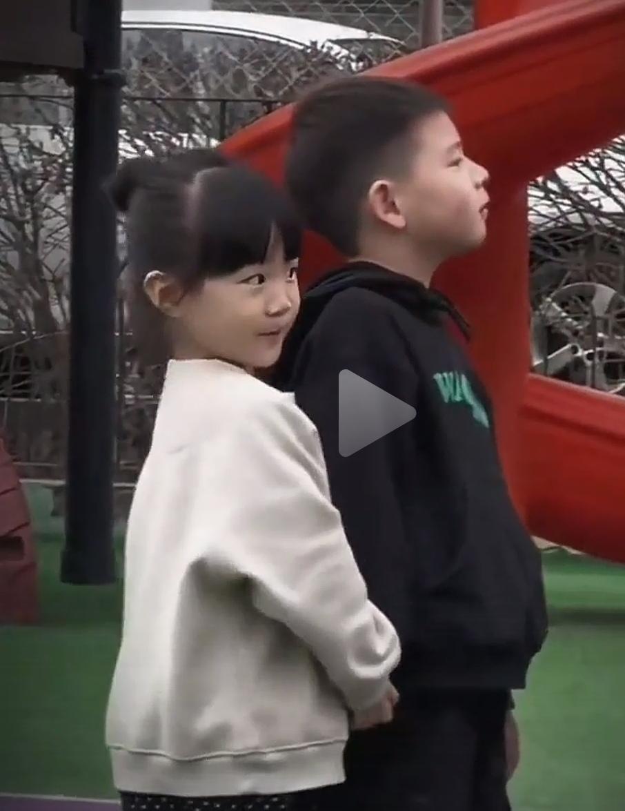 莫非她也有那种意思，当我的手有意无意的接触到她的手时，两人的手指成为了鱼钩，紧紧