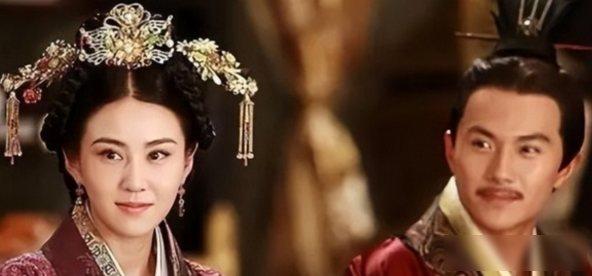 卫青32岁时，迎娶43岁已经三婚的寡妇平阳公主。洞房之夜，平阳公主坐在榻上，卫青