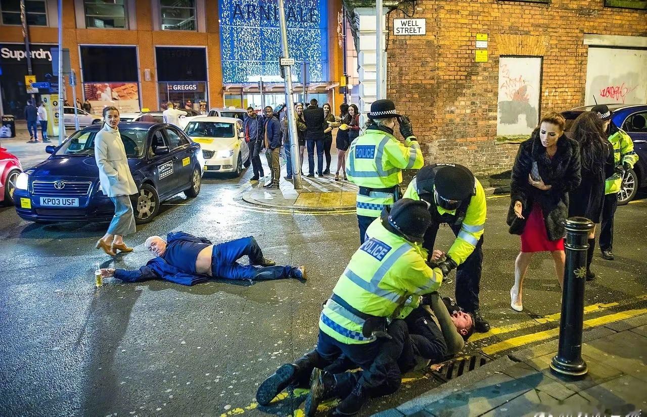 英国绅士的跨年夜，这小造型还挺别致的。 