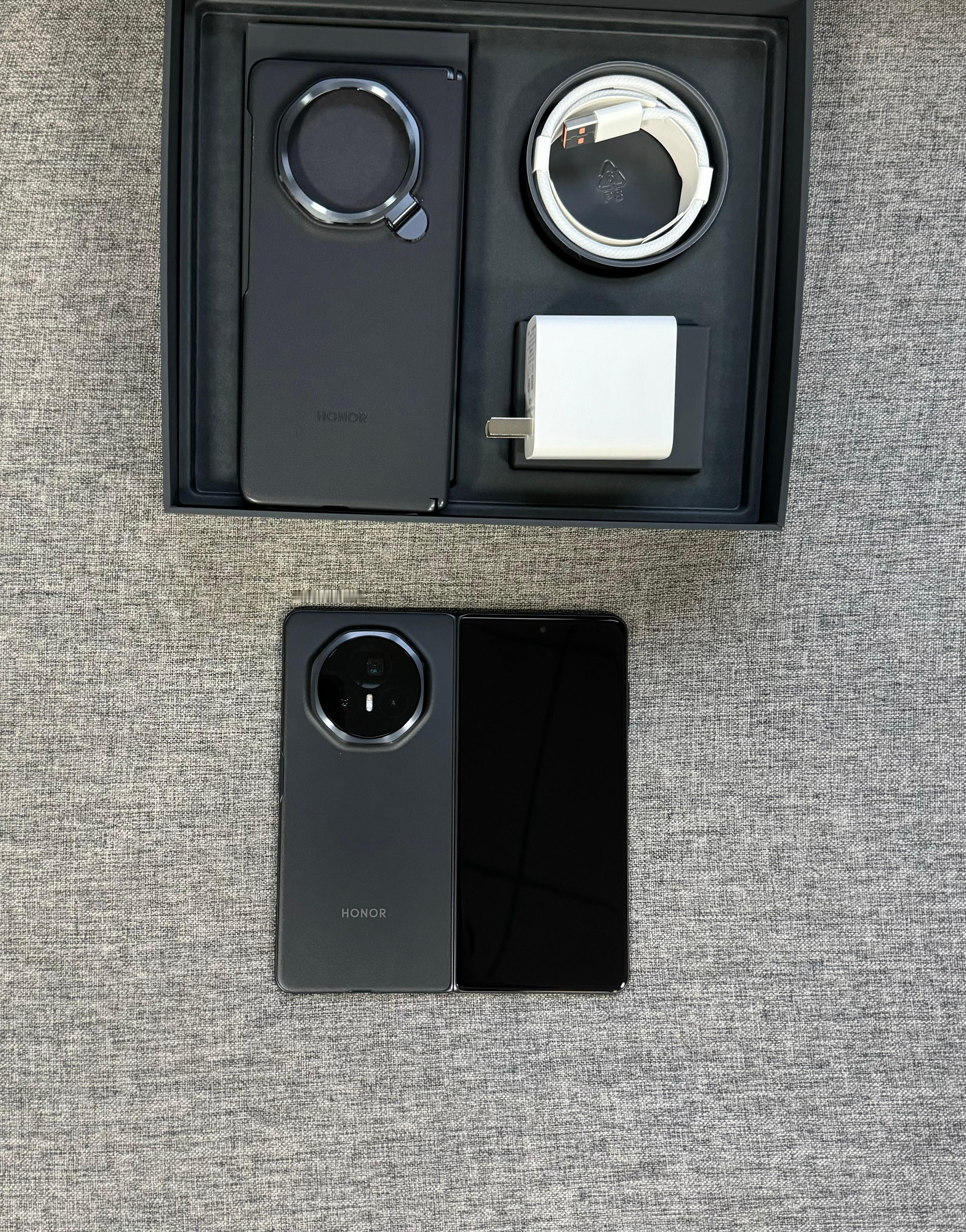荣耀Magic V3 16+1TB 绒黑色，闲置未使用，成色完美，盒子配件全套，