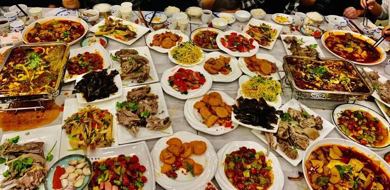 留下男子已被起诉一顿饭认清一群猪朋狗友，其实还是蛮值得的。不过值得虽值得，但是亏