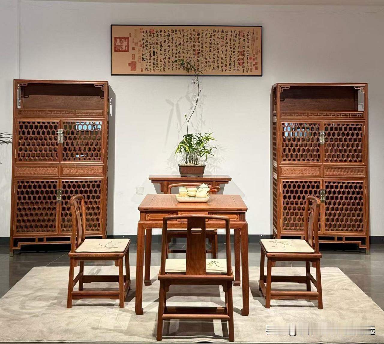 缅甸花梨～休闲方桌

方桌规格：82*82*80

椅子规格：50*43*81