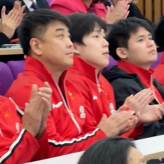 乖乖听讲的莎莎和大头