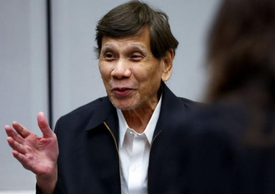 久未露面，被荷兰国际刑事法院关了一年半的菲律宾前总统杜特尔特。

前后对比，让人