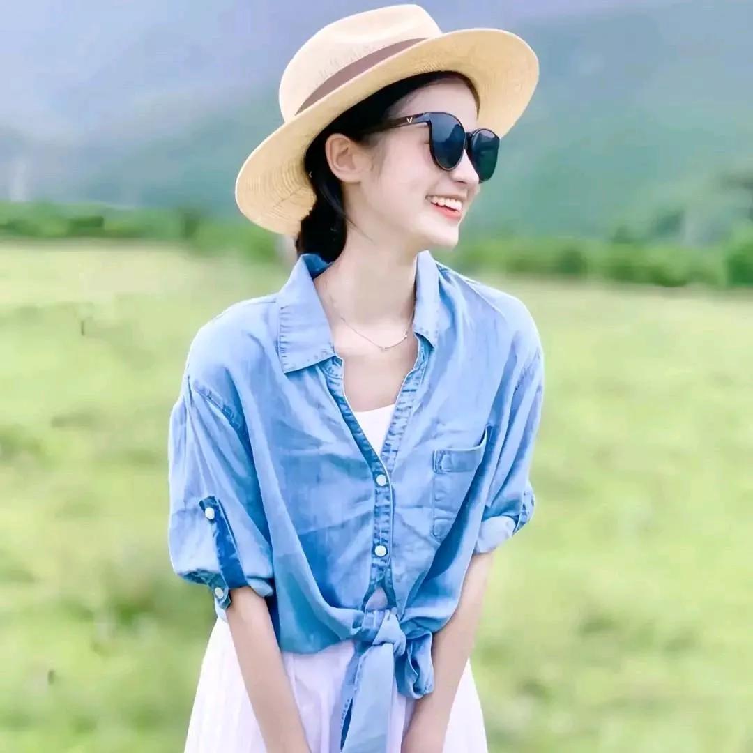 蓝衣白裙，翠色如霞。淡雅蓝裙照 温婉红裙 梦幻蓝裙仙女照 清蓝长裙 梦幻蓝裙 淡