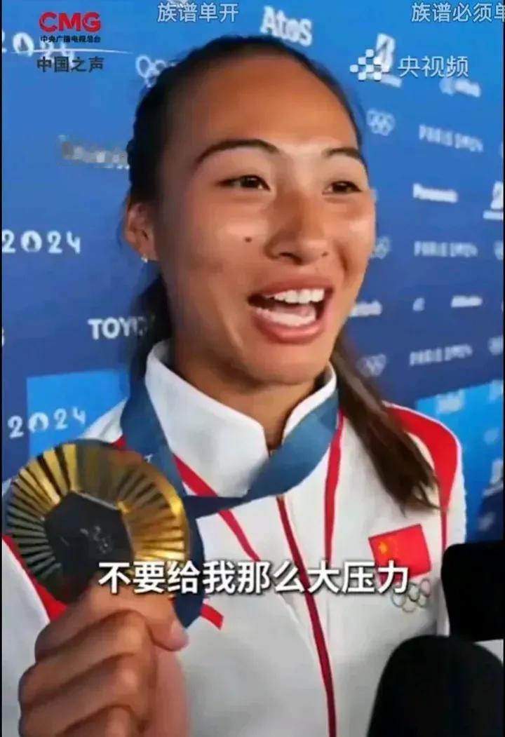 现在真是越看越喜欢她了呀！

虽然她不是传统意义的美女，皮肤黝黑，脸上还有斑斑点